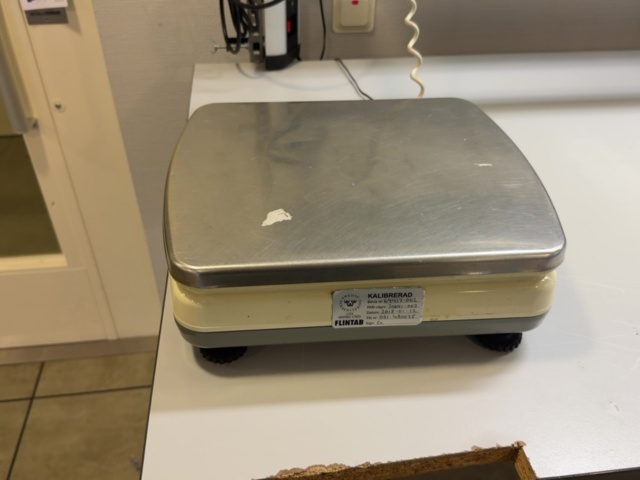 1594885-5 Height-adjustable packing bench with scales and lighting