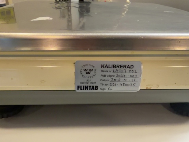 1594885-6 Height-adjustable packing bench with scales and lighting