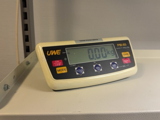 1594885-7 Height-adjustable packing bench with scales and lighting