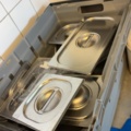 1373354-5 Samling med storköksutrustning, rostfri bänk och bunkar