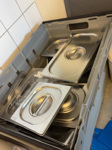 1373354-5 Samling med storköksutrustning, rostfri bänk och bunkar