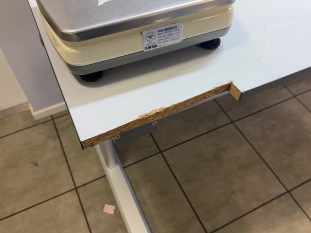 1594885-14 Height-adjustable packing bench with scales and lighting