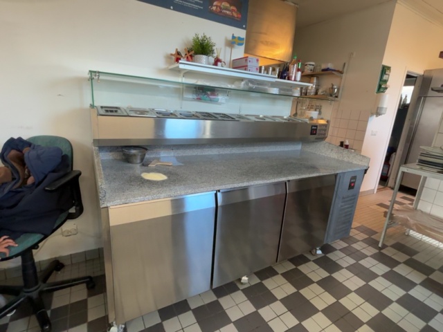 1373356-2 Pizzakylbänk med kylränna och granitskiva – GastroTeam VRX2200/330