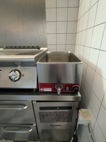 1373358-2 Storköksutrustning - fritös, stekbord, vattenbad och kylbänk - Wery, Moreno, m.fl.