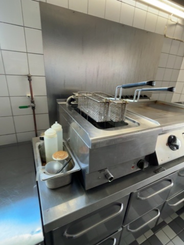1373358-4 Storköksutrustning - fritös, stekbord, vattenbad och kylbänk - Wery, Moreno, m.fl.