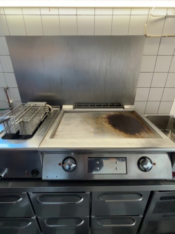 1373358-6 Storköksutrustning - fritös, stekbord, vattenbad och kylbänk - Wery, Moreno, m.fl.