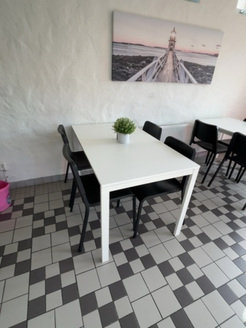 1373359-2 Samling med bord och stolar - 3 bord och 12 stolar