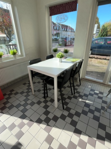 1373359-3 Samling med bord och stolar - 3 bord och 12 stolar