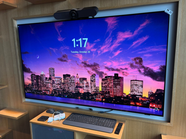 1548275-1 Smart-TV 65" med konferensutrustning - Samsung / Logitech