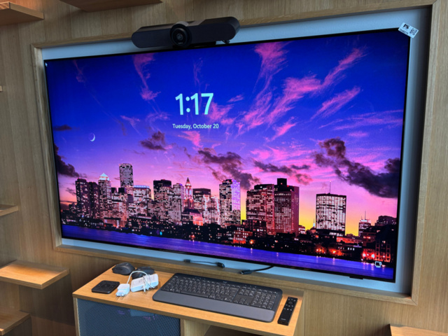 1548275-12 Smart-TV 65" med konferensutrustning - Samsung / Logitech
