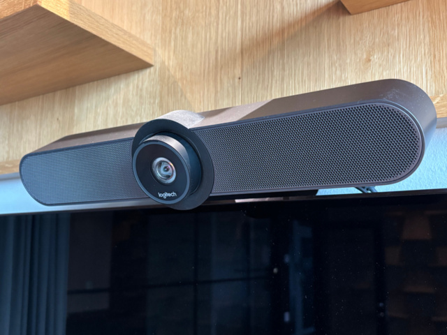 1548275-4 Smart-TV 65" med konferensutrustning - Samsung / Logitech