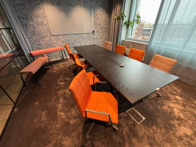 1548278-1 Konferensmöblemang - Konferensbord, 8 st karmstolar, sittbänkar och whiteboardtavla - Lammhults