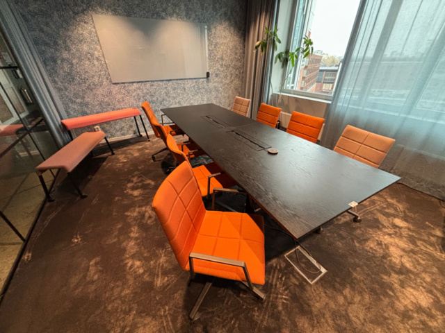 1548278-20 Konferensmöblemang - Konferensbord, 8 st karmstolar, sittbänkar och whiteboardtavla - Lammhults