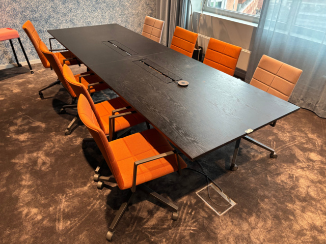 1548278-2 Konferensmöblemang - Konferensbord, 8 st karmstolar, sittbänkar och whiteboardtavla - Lammhults