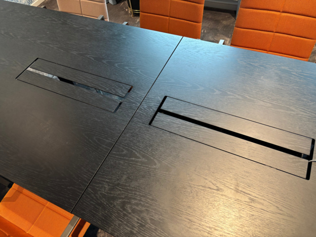 1548278-4 Konferensmöblemang - Konferensbord, 8 st karmstolar, sittbänkar och whiteboardtavla - Lammhults