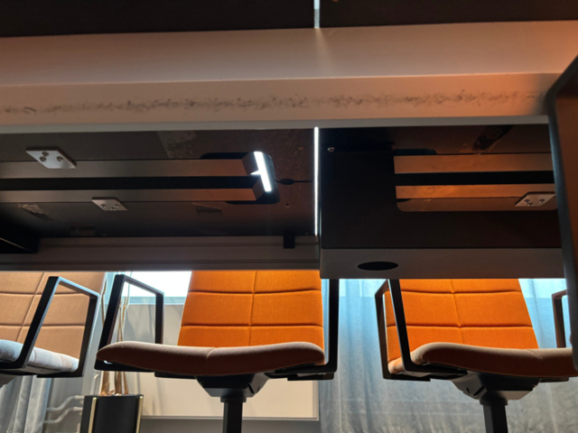 1548278-8 Konferensmöblemang - Konferensbord, 8 st karmstolar, sittbänkar och whiteboardtavla - Lammhults
