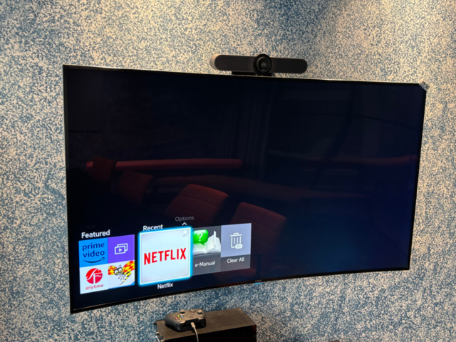 1548279-17 Smart-TV 65" med konferensutrustning och mediamöbel - Samsung / Logitech