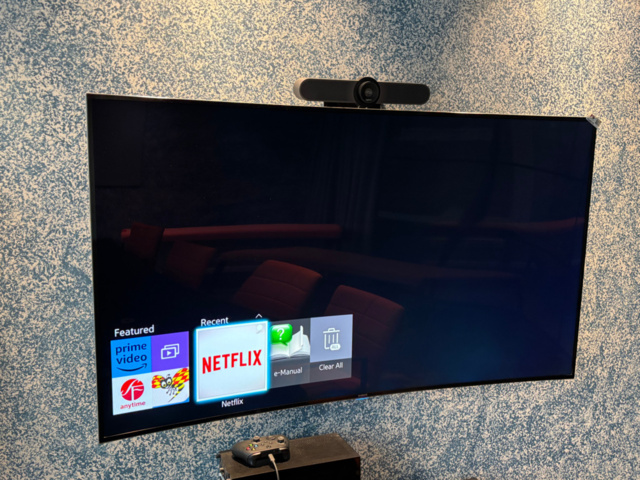 1548279-2 Smart-TV 65" med konferensutrustning och mediamöbel - Samsung / Logitech