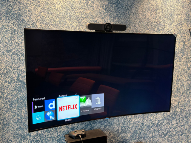 1548279-4 Smart-TV 65" med konferensutrustning och mediamöbel - Samsung / Logitech