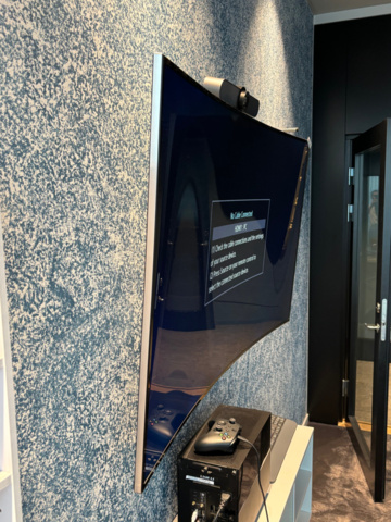 1548279-3 Smart-TV 65" med konferensutrustning och mediamöbel - Samsung / Logitech