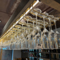 1548283-2 Glashängare med samling av diverse glas