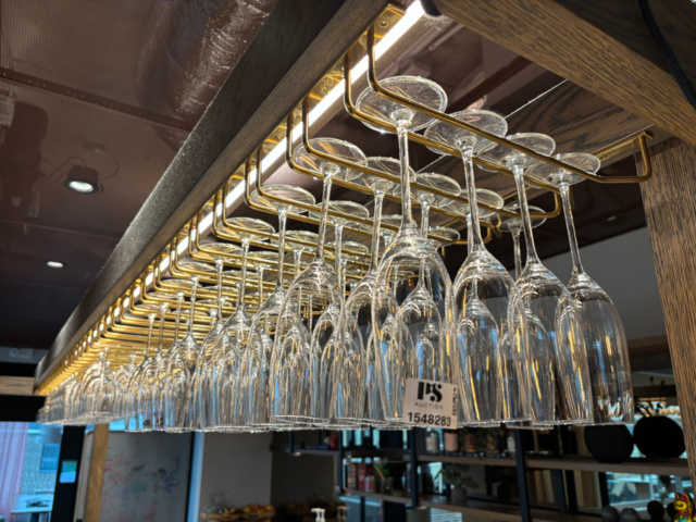 1548283-2 Glashängare med samling av diverse glas