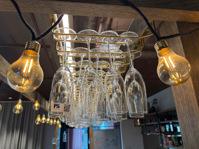 1548283-4 Glashängare med samling av diverse glas