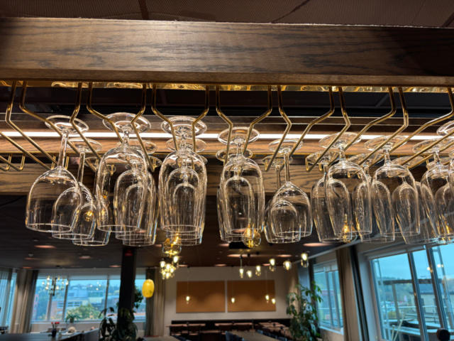 1548283-6 Glashängare med samling av diverse glas