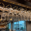 1548283-7 Glashängare med samling av diverse glas
