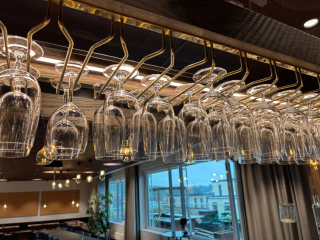 1548283-7 Glashängare med samling av diverse glas