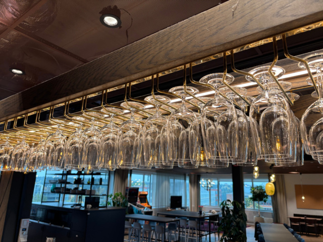 1548283-8 Glashängare med samling av diverse glas