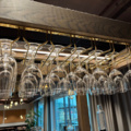 1548283-9 Glashängare med samling av diverse glas