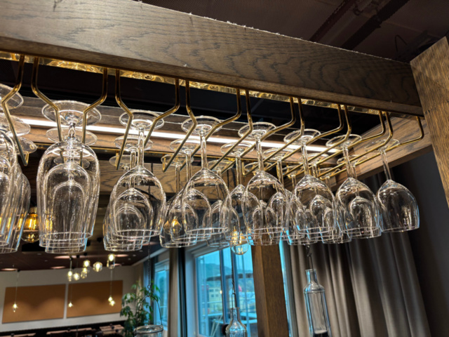 1548283-9 Glashängare med samling av diverse glas