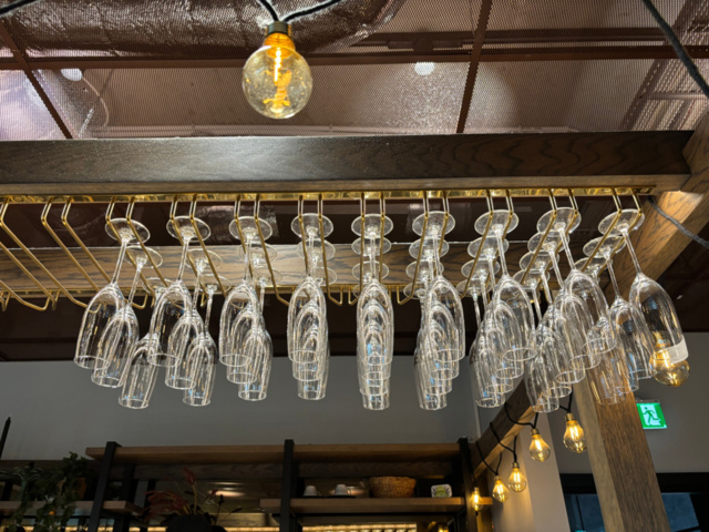 1548283-10 Glashängare med samling av diverse glas