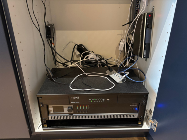 1548285-25 Ljudanläggning med högtalare, subwoofers och mikrofonutrustning - Audac / Sennheiser m.fl.