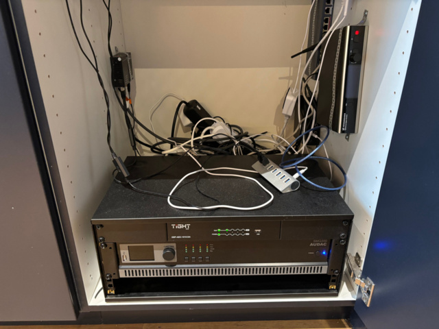 1548285-1 Ljudanläggning med högtalare, subwoofers och mikrofonutrustning - Audac / Sennheiser m.fl.