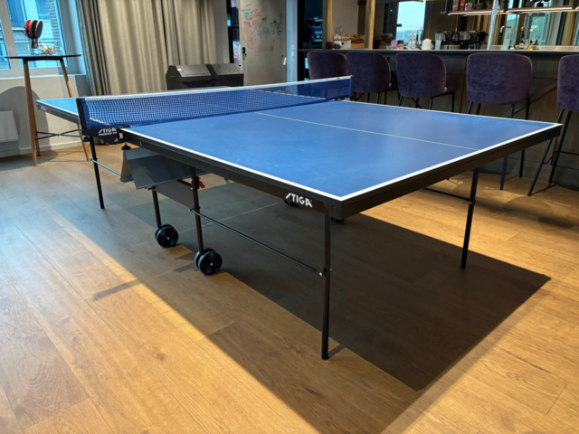 1548294-11 Pingisbord med tillbehör och ståbord - Stiga Action Roller