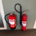 1548403-1 Brandsläckare 8 st med väggfästen och skyltar