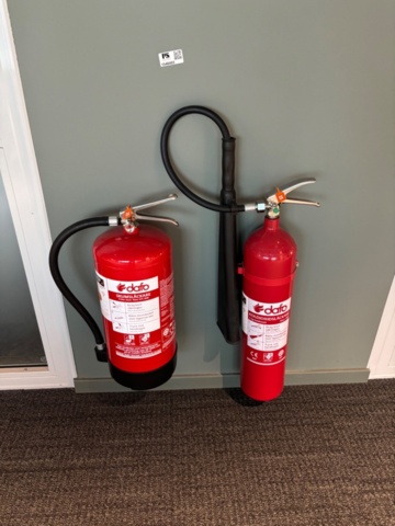 1548403-1 Brandsläckare 8 st med väggfästen och skyltar