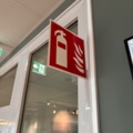1548403-2 Brandsläckare 8 st med väggfästen och skyltar