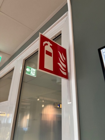 1548403-2 Brandsläckare 8 st med väggfästen och skyltar