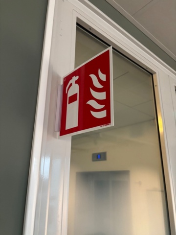1548403-4 Brandsläckare 8 st med väggfästen och skyltar