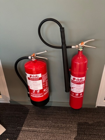 1548403-5 Brandsläckare 8 st med väggfästen och skyltar