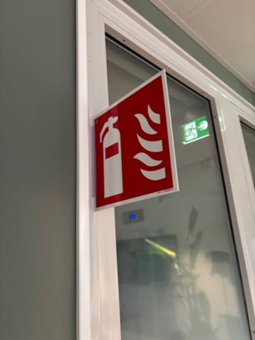 1548403-6 Brandsläckare 8 st med väggfästen och skyltar