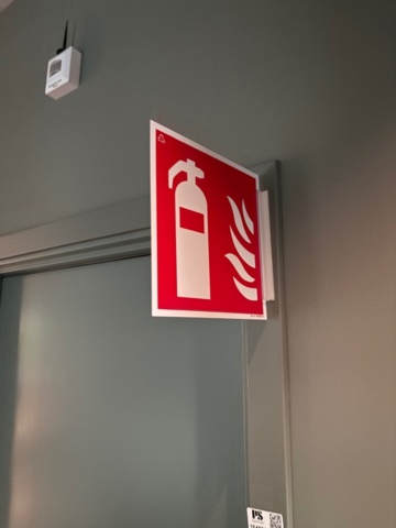 1548403-8 Brandsläckare 8 st med väggfästen och skyltar