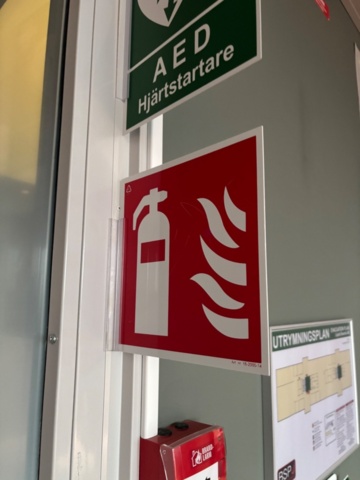 1548403-10 Brandsläckare 8 st med väggfästen och skyltar