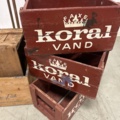 1600316-6 Marschallhållare och äldre trälådor/backar