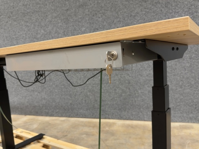 1605751-4 Skrivbord QBUS T-stativ, 1600x800 mm, svart, ek