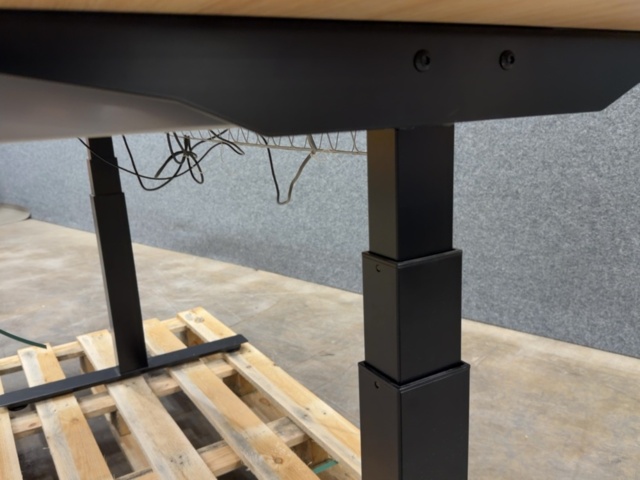 1605751-13 Skrivbord QBUS T-stativ, 1600x800 mm, svart, ek