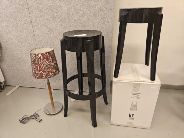1564950-1 2st Kartell pallar samt 2 lampor